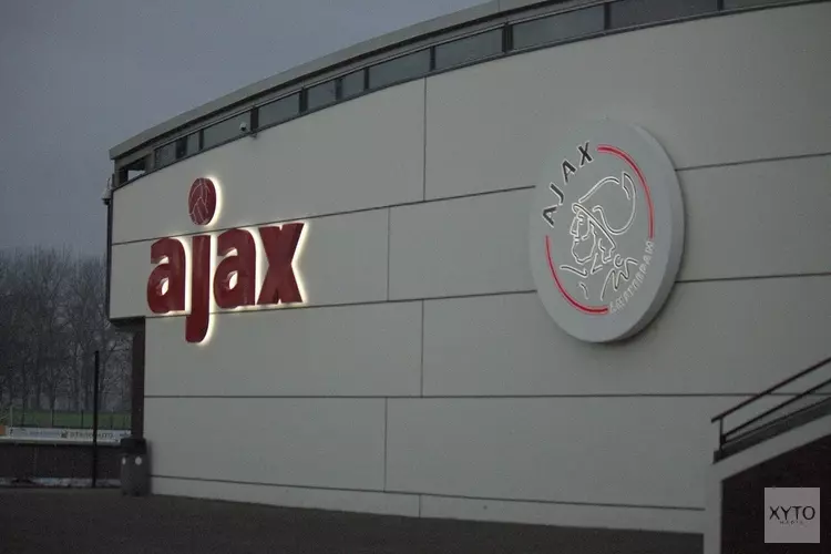 Ajax contracteert Jorrel Hato