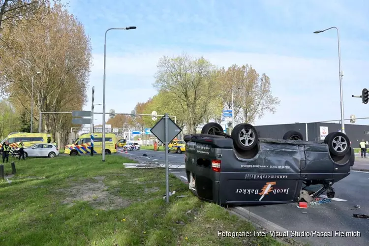 Ongeluk auto en bestelbus Oostzaan