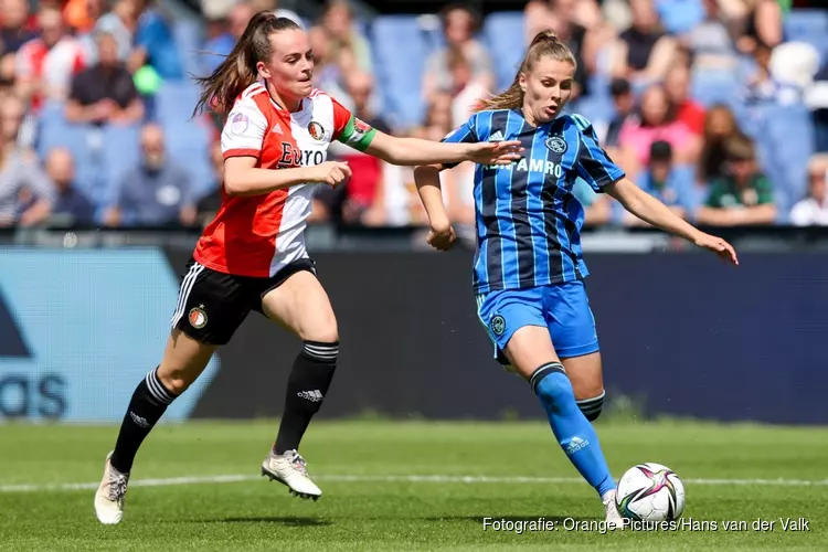 Ajax Vrouwen winnen ruim in De Kuip