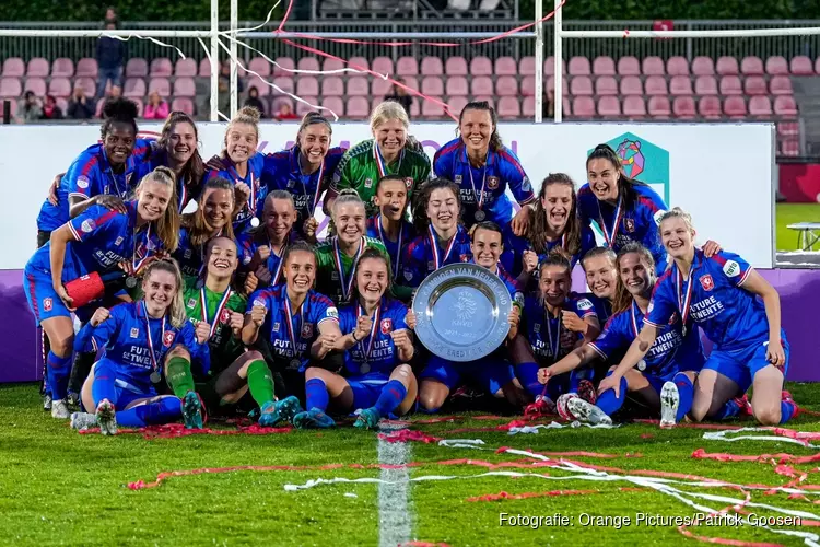 Vrouwen FC Twente weten bij Ajax kroon op het seizoen te zetten met achtste titel