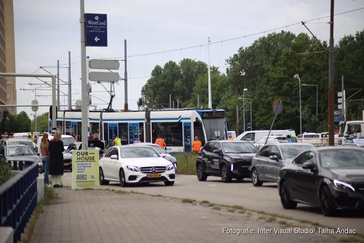 Tram in Amsterdam Nieuw-West ontspoord door ongeval