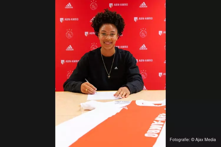 Isabelle Hoekstra verlengt bij Ajax