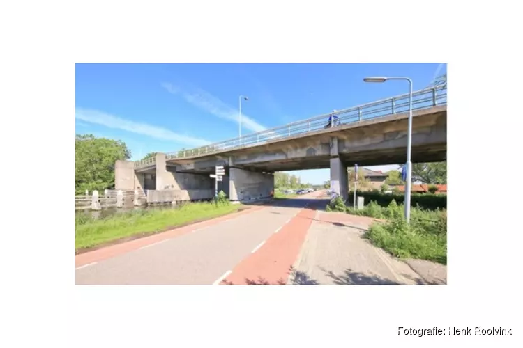 Nieuwe brug over de ringvaart bij Nieuwe Meer