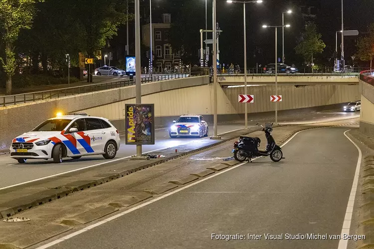 Scooterrijder zeer ernstig gewond bij ongeval op de Mauritskade