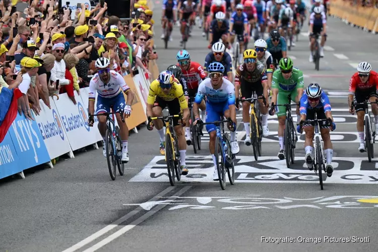 Groenewegen sprint naar dagzege in Tour