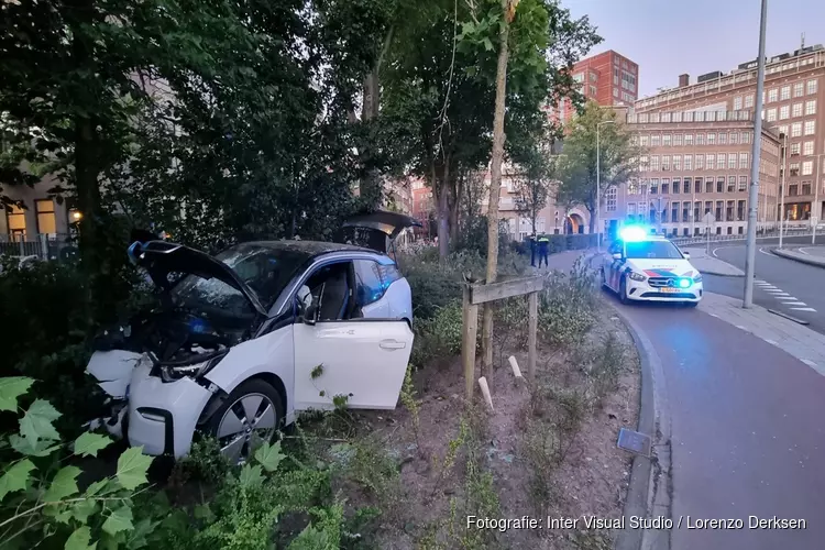 Automobilist vlucht na ongeluk bij oprit Mauritskade