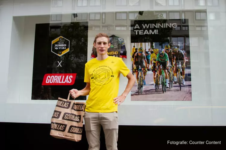 Gorillas viert overwinning Jumbo Visma met Jonas Vingegaard in Amsterdam