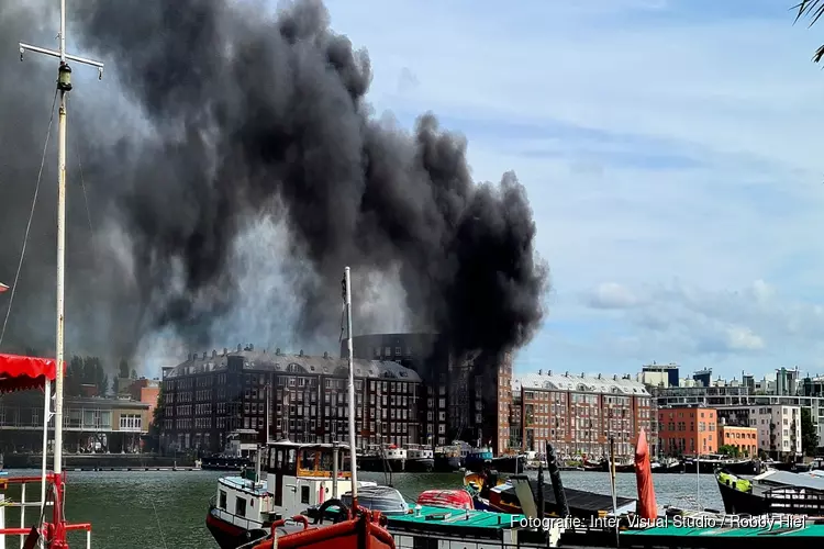 Grote brand in woning op Barcelonaplein