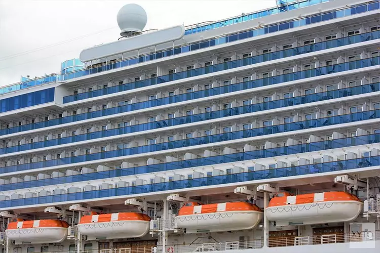 Amsterdam zorgt voor opvang van duizend extra vluchtelingen op cruiseschip