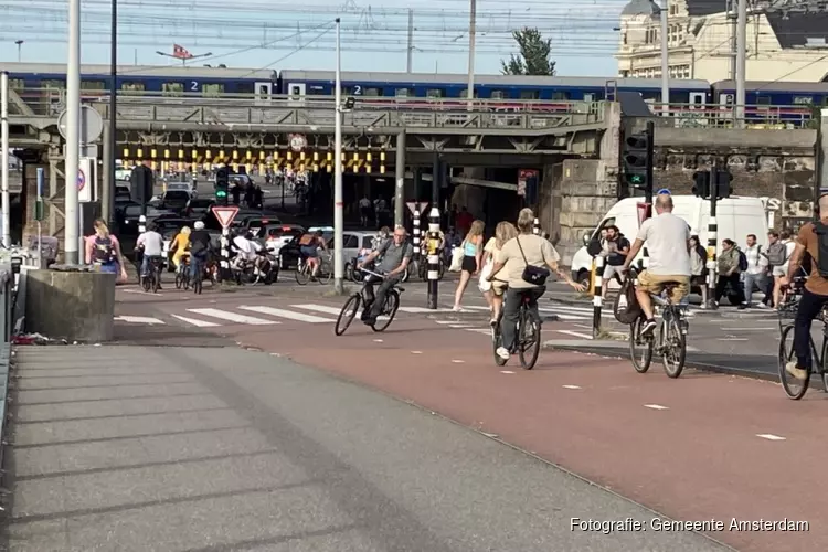 Drukke fietsroute IJ-Geldersekade wordt veiliger