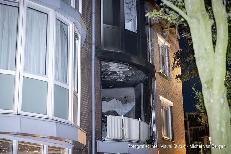Grote brand na explosie aan de Zuiderkerkhof in Amsterdam
