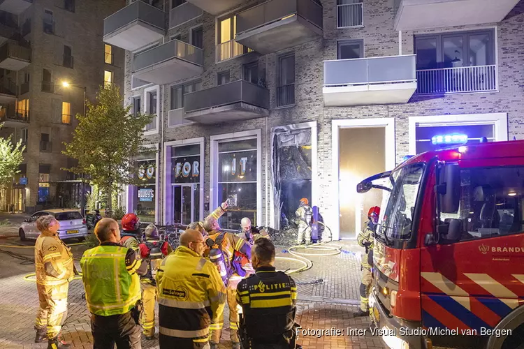 Woningen ontruimd na grote brand in horeca-gelegenheid in Amsterdam