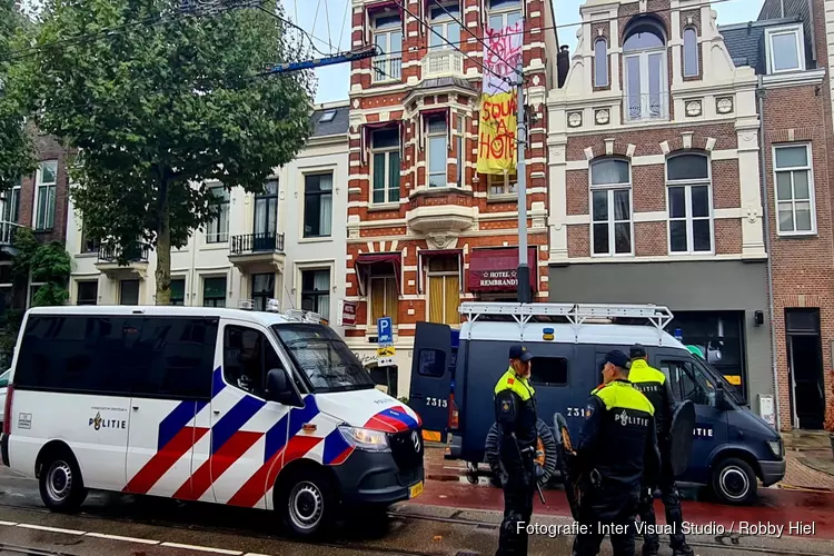 Politie start ontruiming Amsterdams kraakpand