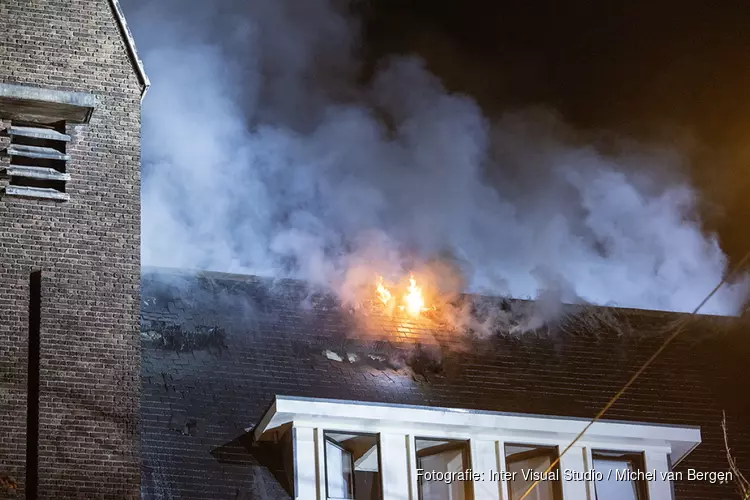 Grote brand in pand Amsterdam-Zuid, 100 Oekraïense vluchtelingen geëvacueerd