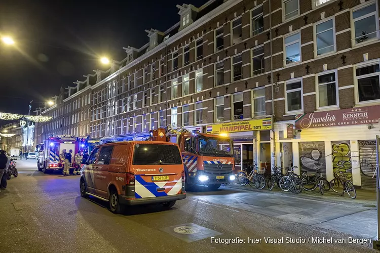 Brand in meterkast Albert Cuypstraat Amsterdam, zeven mensen ademen rook in