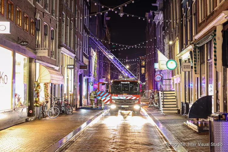 Brand in een woning aan de Wolvenstraat in Amsterdam-Centrum