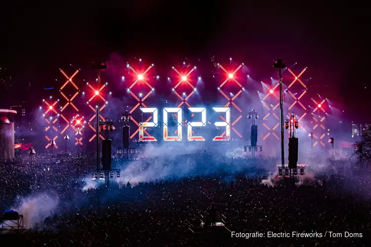 Amsterdam luidt het nieuwe jaar in met spectaculaire show "Electric Fireworks"