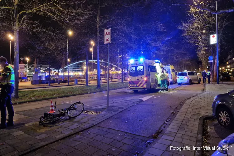 Fietser aangereden door taxi in Amsterdam-Zuid