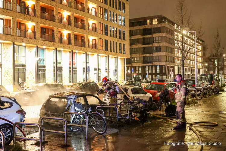 Auto en twee scooters verwoest door brand aan Voorburgstraat