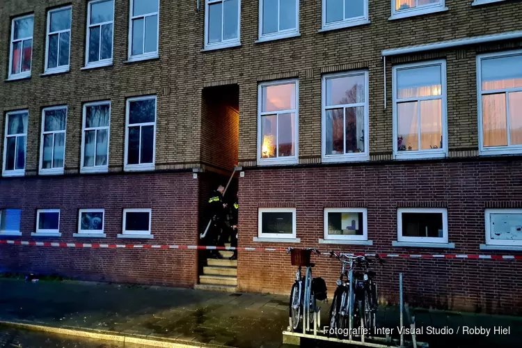 Kindje valt uit raam Bos en Lommerweg; politie zoekt getuigen