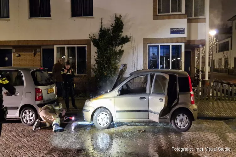 Auto door brand verwoest, vermoedelijk brandstichting