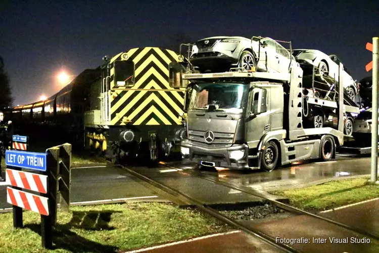 Vrachtwagen in botsing met trein in Amsterdam