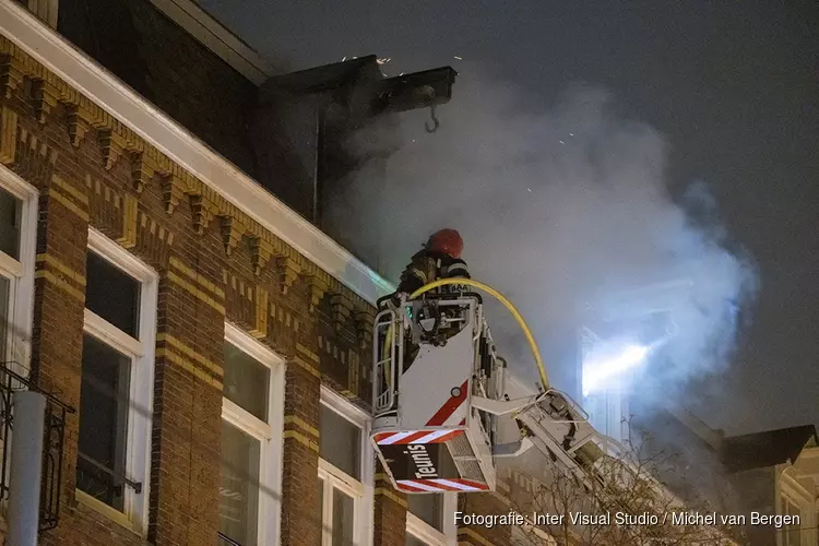 Gewonde bij grote woningbrand Van der Hoopstraat Amsterdam