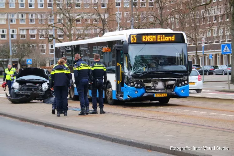 Botsing tussen auto en lijnbus op Minervaplein in Amsterdam