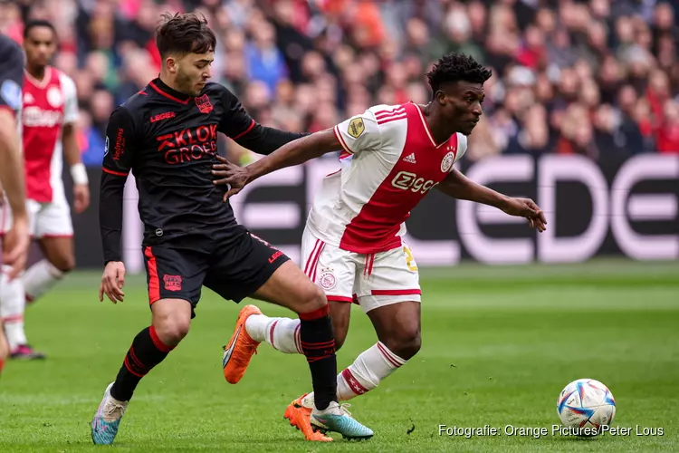 Ajax wint met nipt verschil van NEC