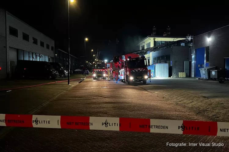 Brand bij timmerbedrijf in Amsterdam-Noord