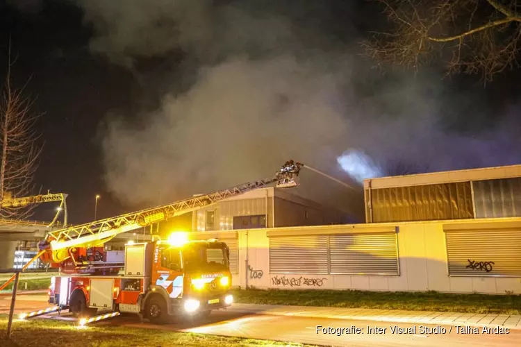 Grote brand bij bedrijf in Westpoort