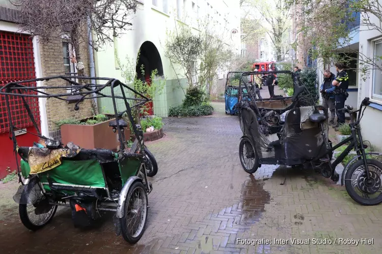 Fietstaxi`s in brand in Amsterdam-Centrum