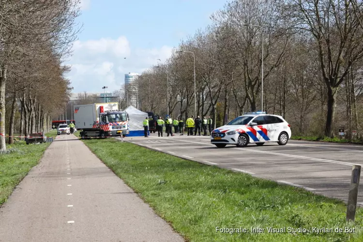 Ernstig ongeval in Ouderkerk aan de Amstel, motorrijder overleden