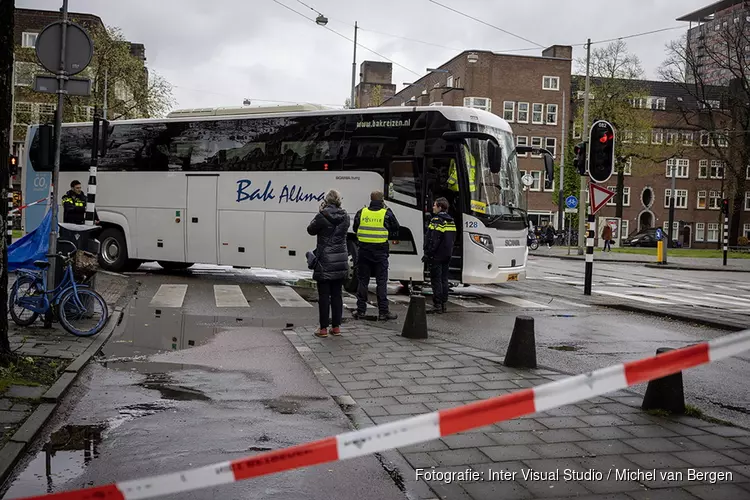Fietser zwaargewond na aanrijding met bus in Amsterdam