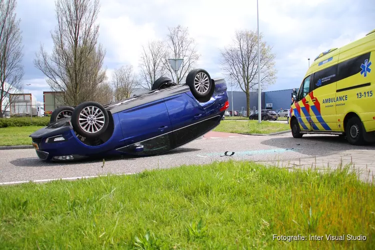 Auto op de kop na ongeval in Westpoort