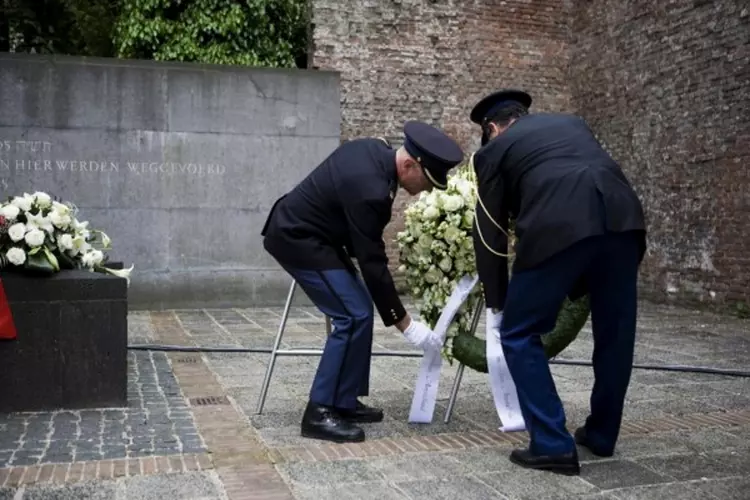 Hollandsche Schouwburg geopend voor Dodenherdenking