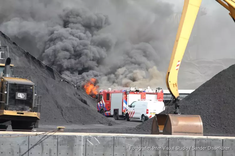 Grote brand in Westelijk Havengebied, zwarte rook in wijde omgeving te zien