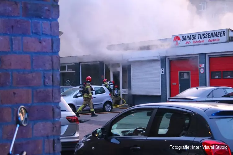 Brand bij garagebedrijf in Amsterdam