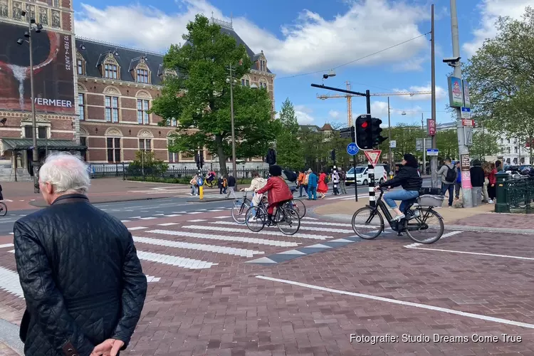 Gemeente Amsterdam meent: ‘Minder fietsers rijden door rood…’