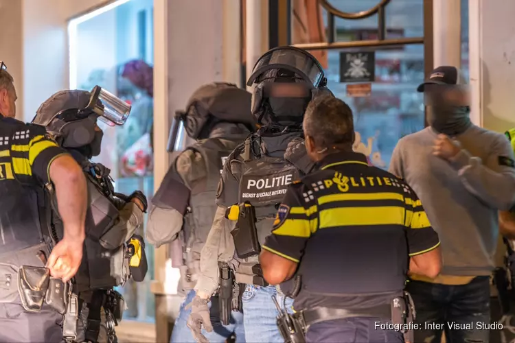 Arrestatieteam valt woning binnen in centrum Amsterdam