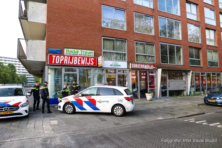 Explosie bij geldwisselkantoor Bijlmerdreef in Amsterdam Zuidoost