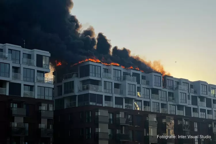 Uitslaande brand in appartementencomplex Joan Muyskenweg