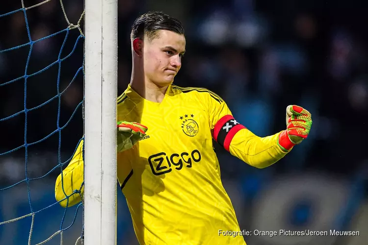 Keeperstalent Charlie Setford verlengt bij Ajax