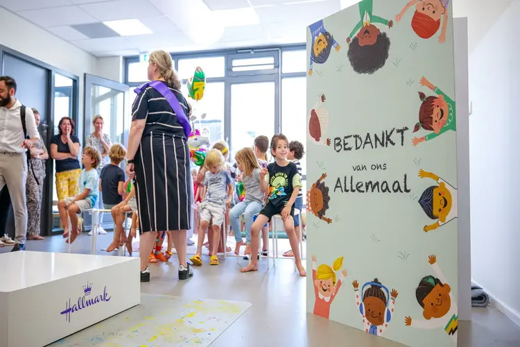 Juf Linda van IKC Muiderkring in Muiden wint verkiezing leukste juf van 2023