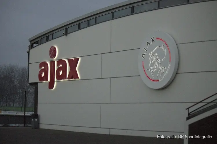 Ajax verlengt contract Dave Vos