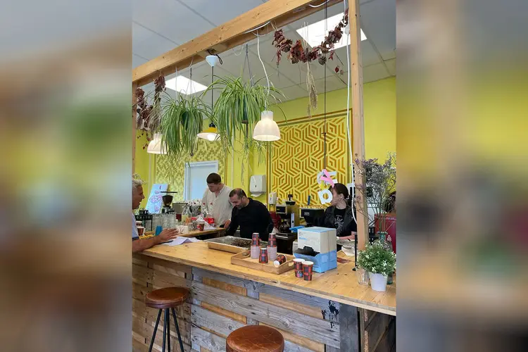 Heropening Coffee Connect ontmoetingsplek bewoners asielzoekerscentrum Willinklaan Amsterdam