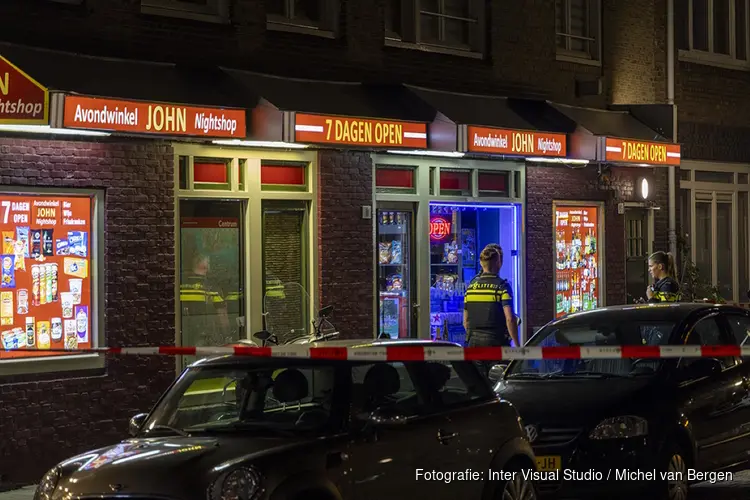 Medewerker avondwinkel gewond bij overval in Amsterdam Oost