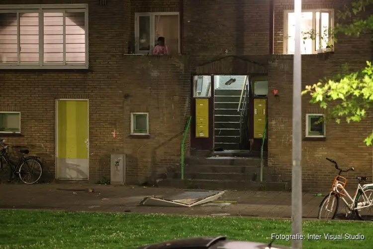 Deur uit portiek geblazen bij explosie De Schaapherderstraat