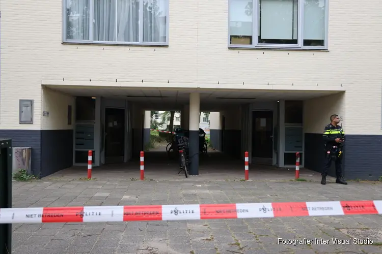 Deur door zwaar vuurwerk uit portiek geblazen; Amsterdam-Zuidoost