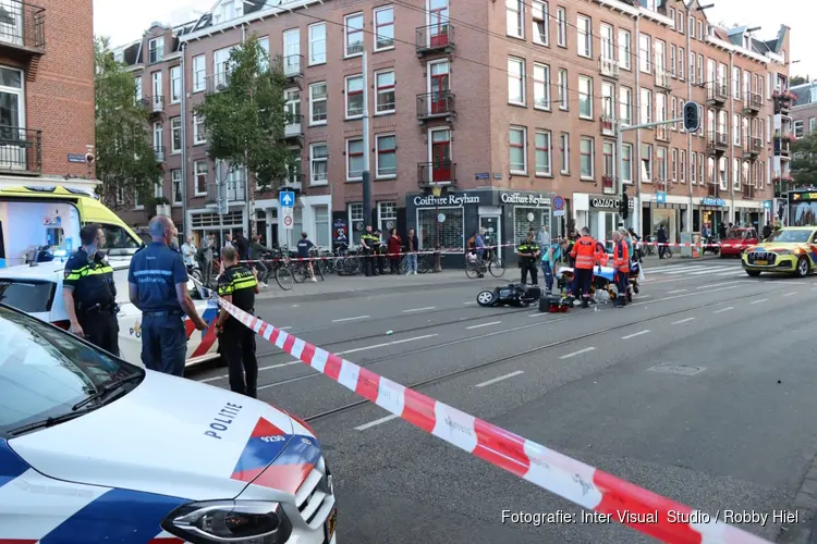 Botsing tussen fietser en scooterrijder in Amsterdam
